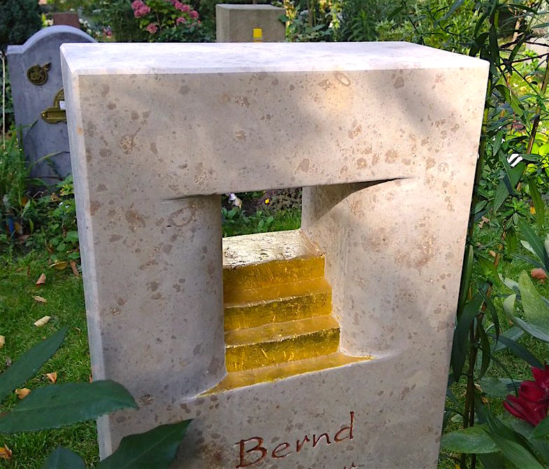 „Be'Stairs to Heaven' – ein Grabmal, das an eine Treppe erinnert.
