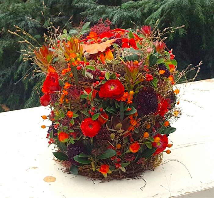 die Urne mit Blumen