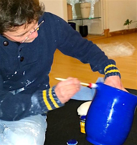 Die Urne selbst gestalten Blaue Urne selbst anmalen