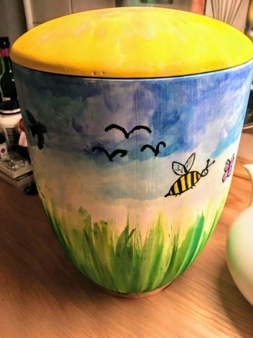 Urne bemalen Bunte Urne für Kinder