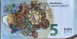 Statt Beerdigungsblumen kann man Spenden wünschen. Das Bild zeigt einen Fünf-Euro-Schein auf den ein bunter Blumenstrauß gemalt ist.